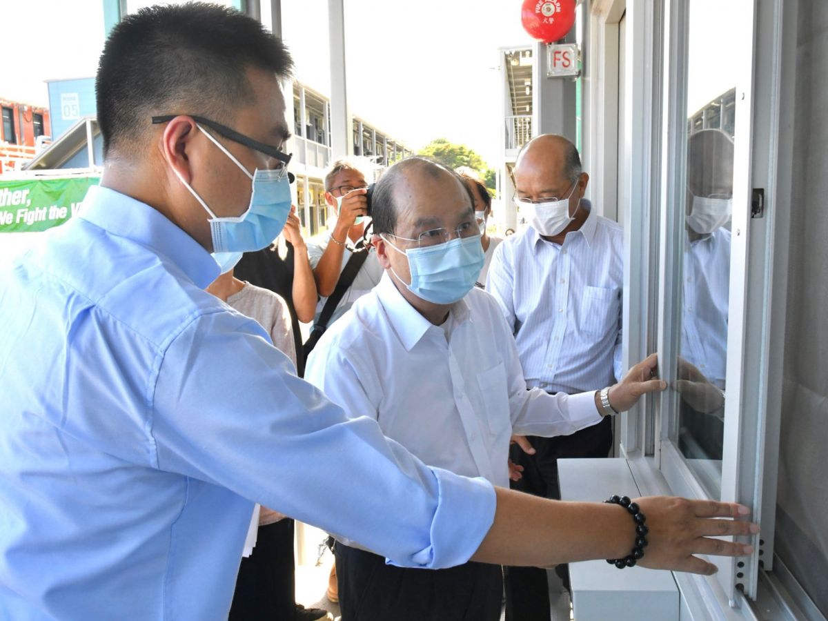 政務司司長張建宗表示，這一波新冠肺炎疫情是半年以來最嚴峻的，未來兩星期將會十分關鍵。如疫情轉壞，特區政府會毫不猶豫果斷地採取更嚴厲的管控措施，但現階段政府無意推出「居家令」或「禁足令」。