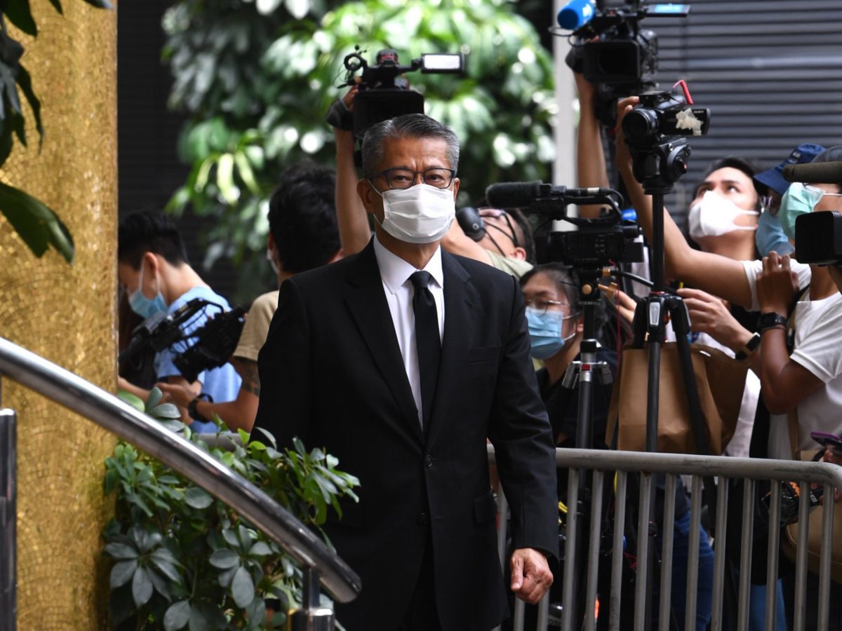財政司司長陳茂波表示，在經濟層面，原本略見復蘇苗頭的商業往來及經濟活動，也因疫情再次爆發而受到打擊。