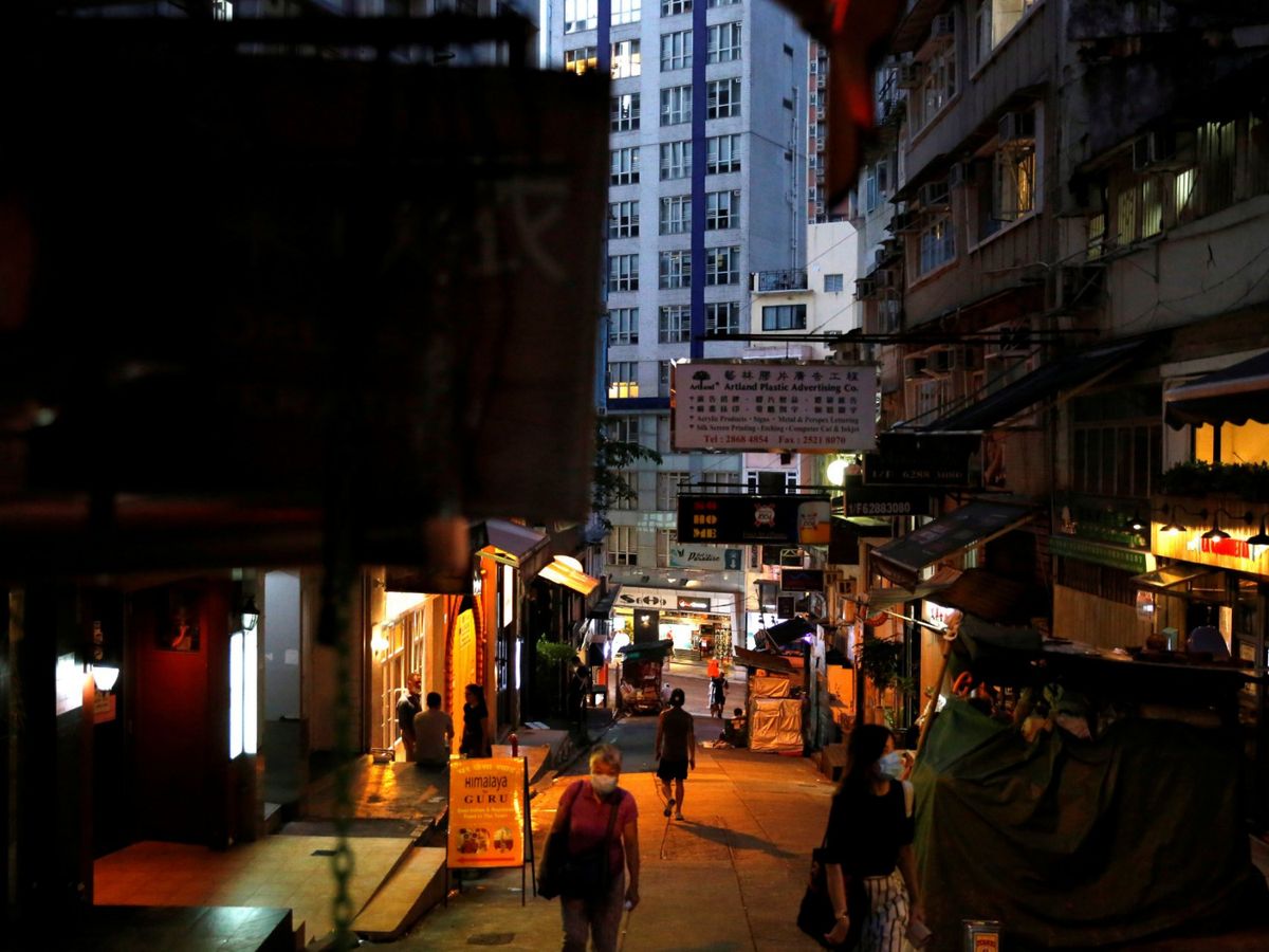 本港爆發第三波疫情，本地感染個案感急增。全港十八區中，黃大仙是唯一地區錄得逾百宗確診個案。