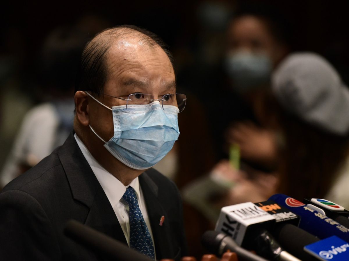 政務司司長張建宗會見記者，宣布收緊防疫措施。7月29日起，食肆全日禁止堂食，市民在室外也須強制戴上口罩。