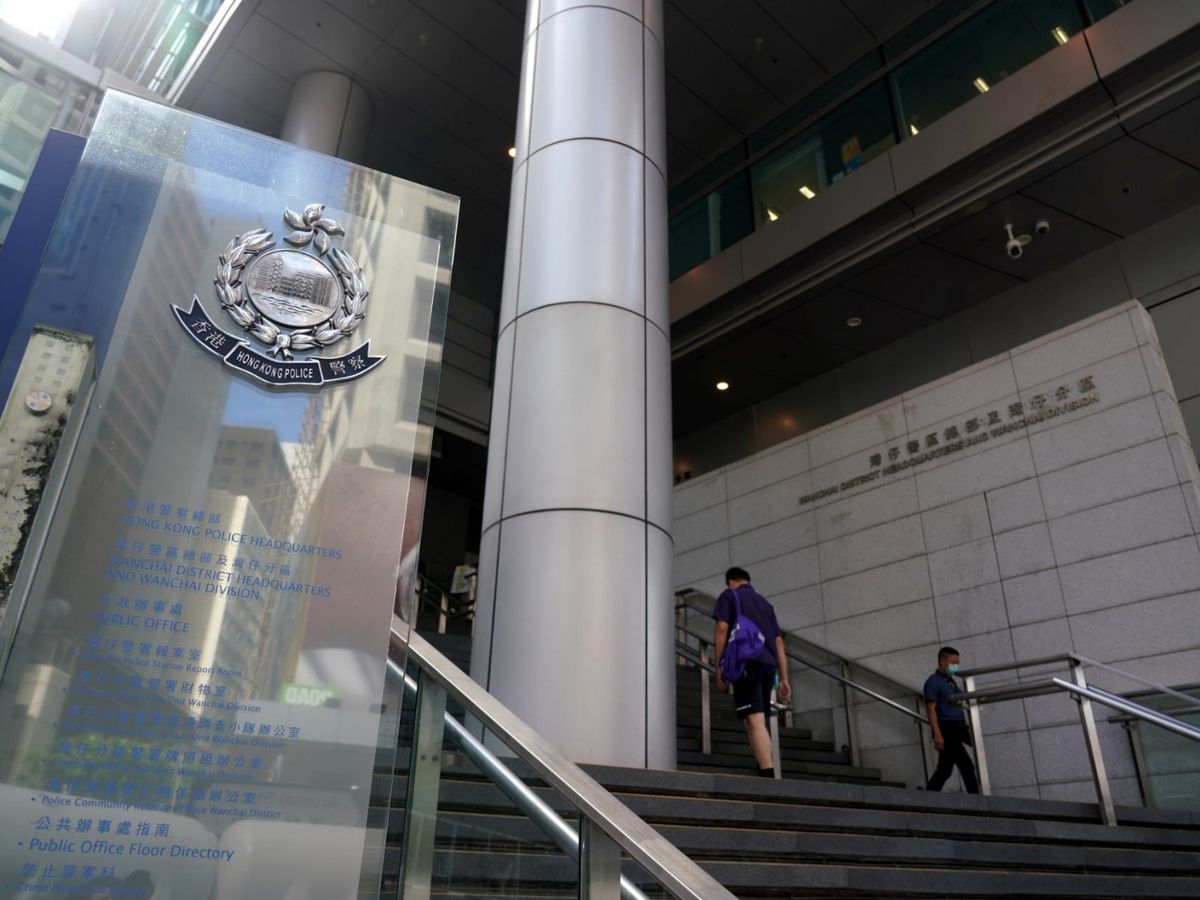 本港警方與新加坡執法部門聯手偵破一個以釣魚電郵方式盜取信用卡資料的跨國詐騙集團，涉金額130萬元，拘捕2男3女。
