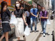 食肆全日禁堂食實施，市民需要戶外覓地進食。政府開放19間社區中心供市民於有蓋空間食用自攜午膳，由上午11時至下午3時。
