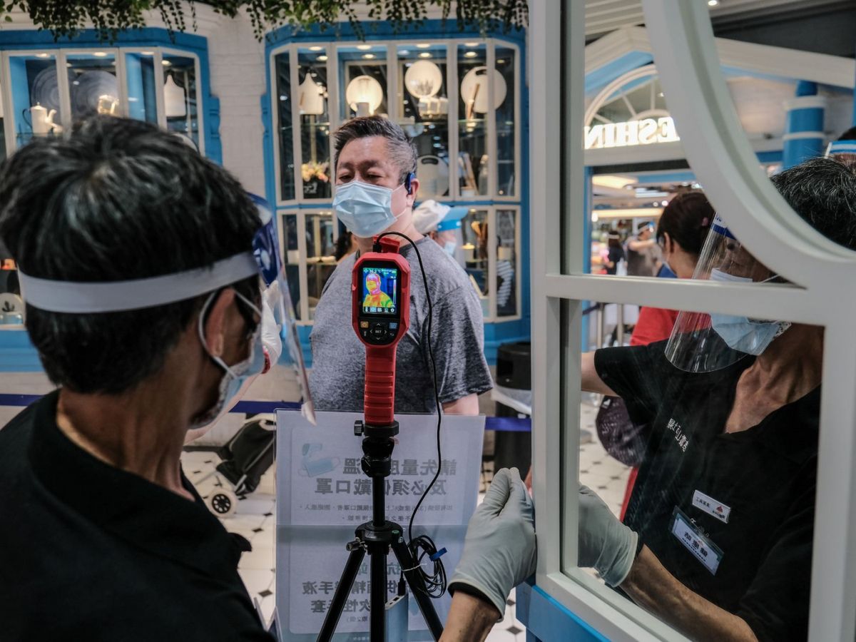 港大研究發現新冠病毒的即時繁殖率大幅下降，專家認為疫情有望見頂，料下周每日新增確診個案回落至少於100宗。