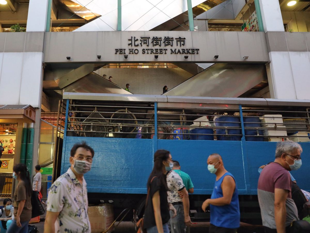 本港新冠肺炎疫情反覆，不少確診者都與香港街市有關聯。食肆晚市禁堂食，市民到街市買餸有何防疫招數？