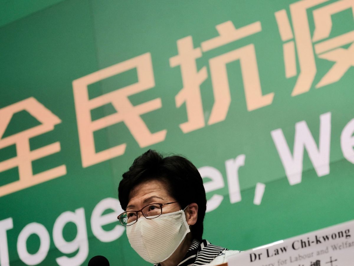 特首林鄭月娥下午 4 時召開防疫記者會，公布一系列的加強防疫措施，當中包括公務員在家工作及強制戴口罩擴至所有室內公眾場所。（圖片：香港中通社）