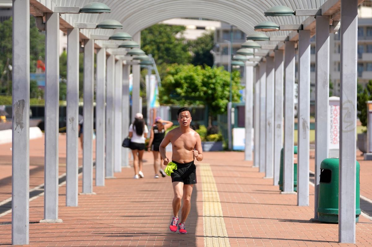 新冠肺炎在港爆發第3波疫情，而康文署轄下運動設施關閉，不少人想跑步但可能要到街道或公園。有無方法外出跑步可減低風險？