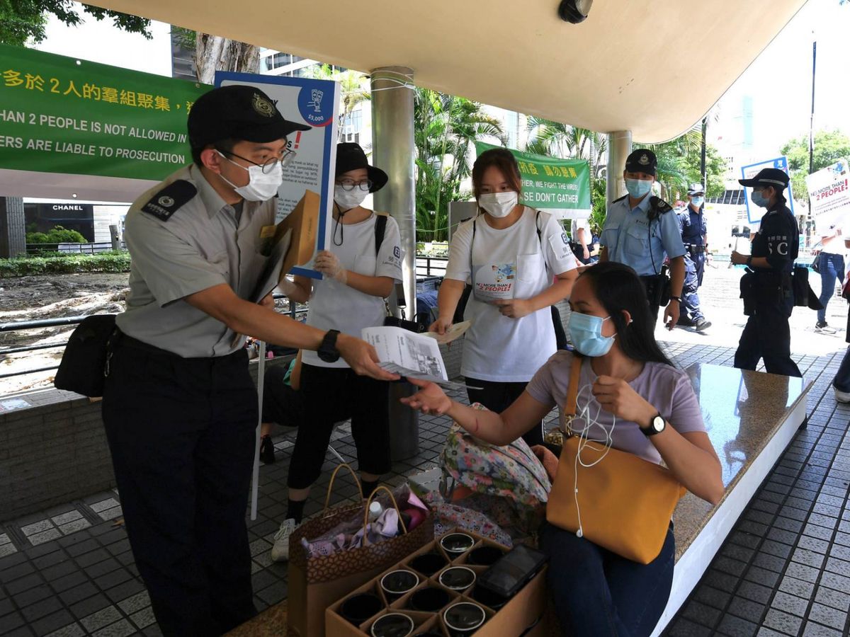 政務司司長張建宗表示，截至8月2日，共有12名外傭因違反限聚令等，被定額罰款2,000元。勞工處會在較多外傭聚集的地方，以多國語言作出廣播，提醒他們要遵守防疫規例。