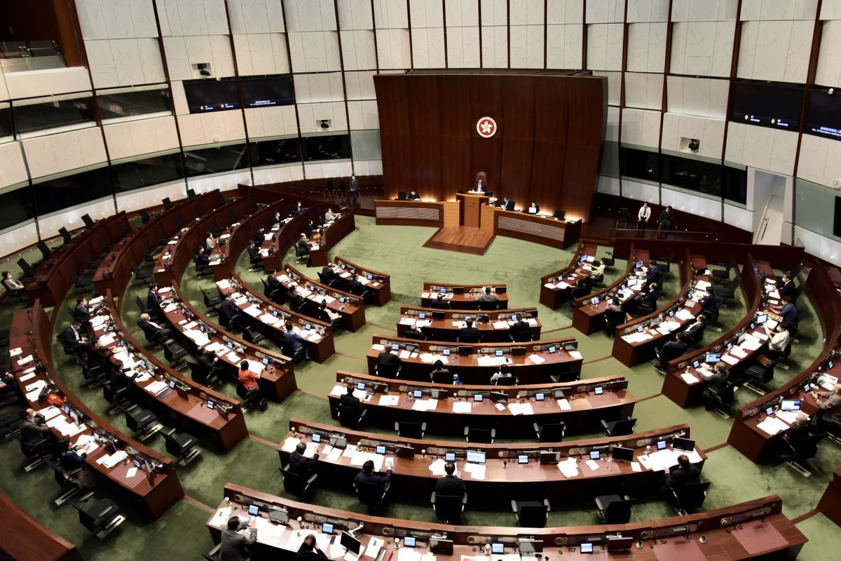 全國人大常委會正式表決有關香港立法會真空期的決定議案，包括四名參選立會被DQ的民主派議員在內，現屆立法會全體議員將延任一年。