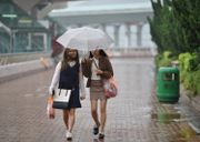 海高斯正逐漸遠離香港，本港風勢會逐步減弱，當本港不再普遍受到烈風影響時，天文台會在上午十一時至下午一時內改發三號強風信號。初時本港西部地區的風力仍然會較大，市民需保持警惕。