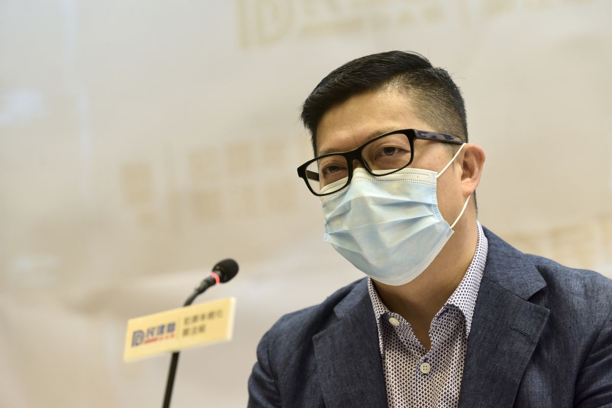 本港疫情持續，連日來確診數字高企，今日網上更流傳警務處處長鄧炳強染疫的消息，警方隨即闢謠，指是假消息。