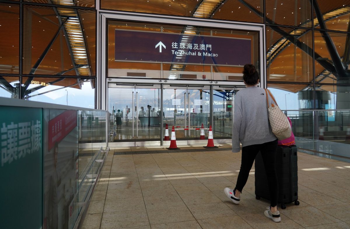 廣東省於8月7日起調整港人入境廣東的規定，港人須持有特區政府認可的醫療機構發出的24小時內有效核酸檢測陰性結果證明，才能入境。