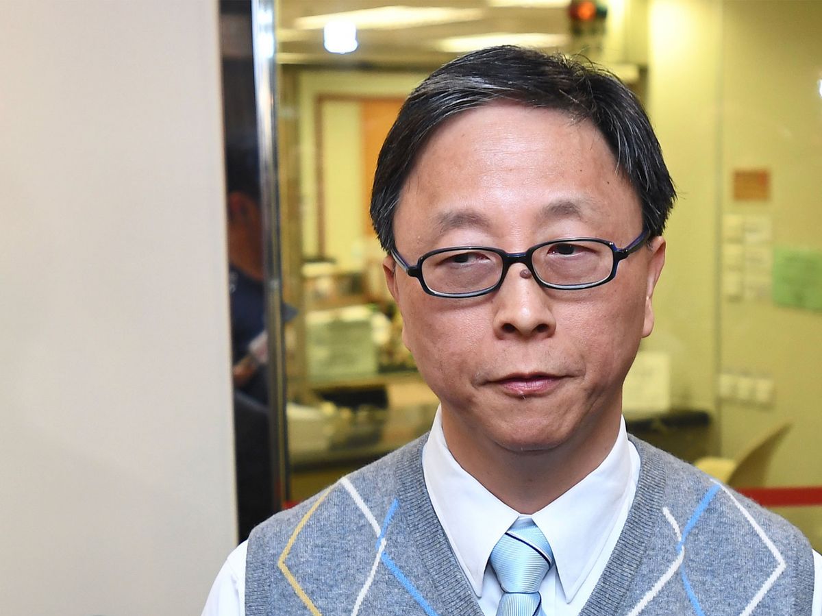 港大感染及傳染病中心總監何栢良透過短訊向商台表示，將暫停過去半年來幾乎每日在商台的訪問環節。林鄭月娥日前批評所謂專家和醫生有政治目的，抹黑全民檢測計劃。