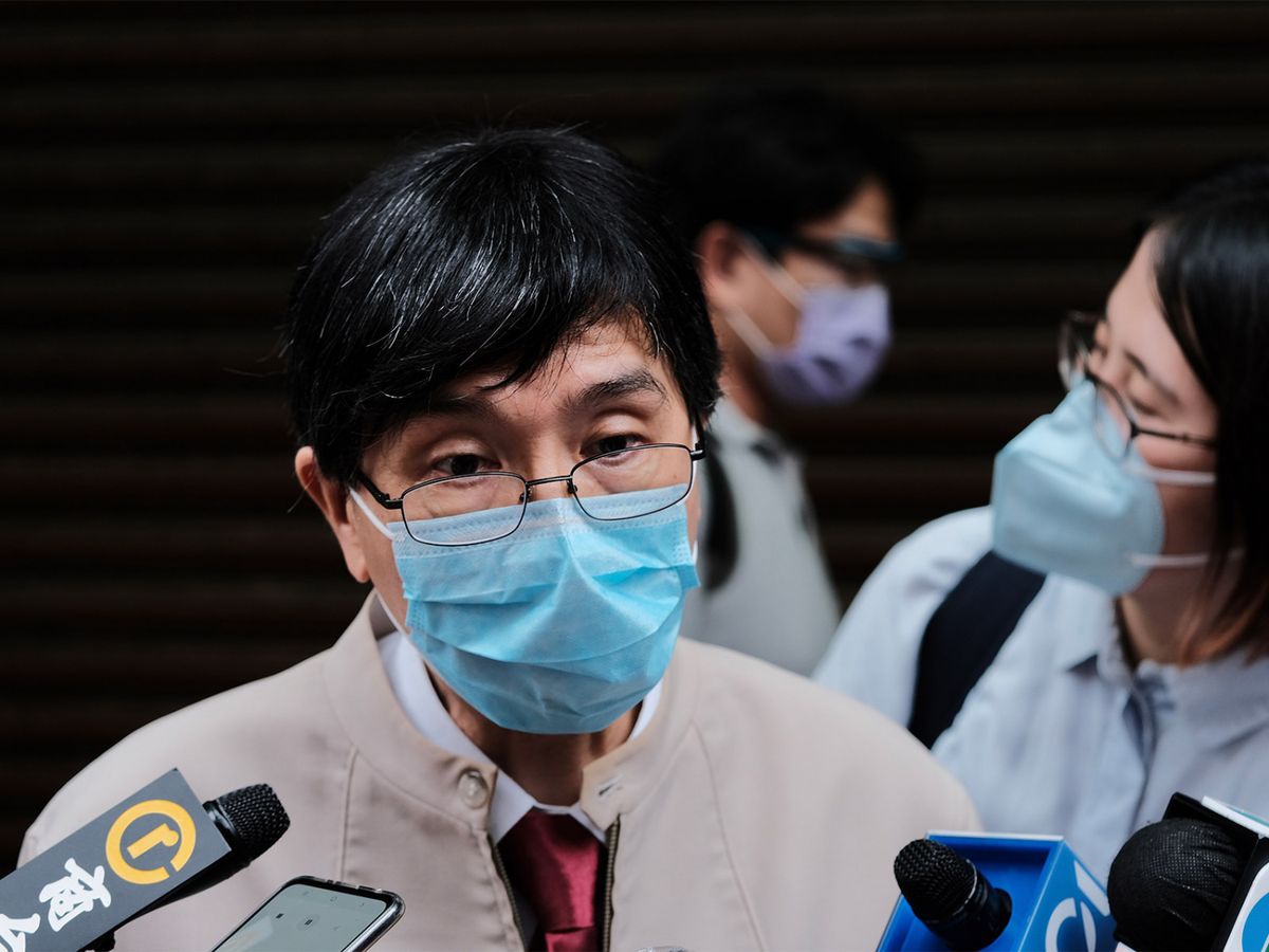 政府專家顧問袁國勇表示，新冠肺炎第三波疫情能夠受控只是「慘勝一場」，預計到秋冬疫情會再惡化，迎來第四波疫情，強調邊境控制必須做到接近滴水不漏，豁免的人數應盡量減少。