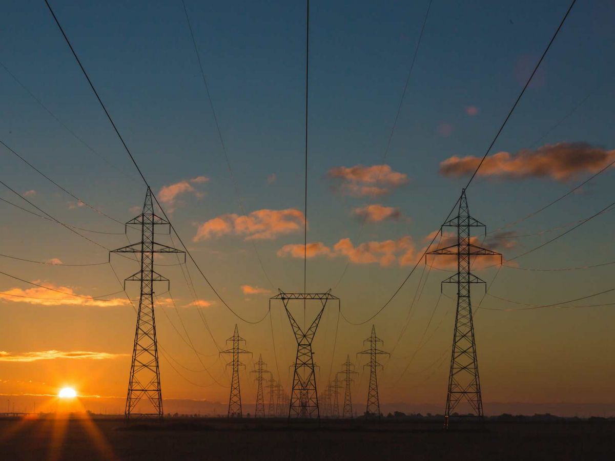 中國電力過去三年派息比率均達100%，大股東國家電投從今年4月至6月期間曾多次增持股份，建議買入，目標價1.7元。