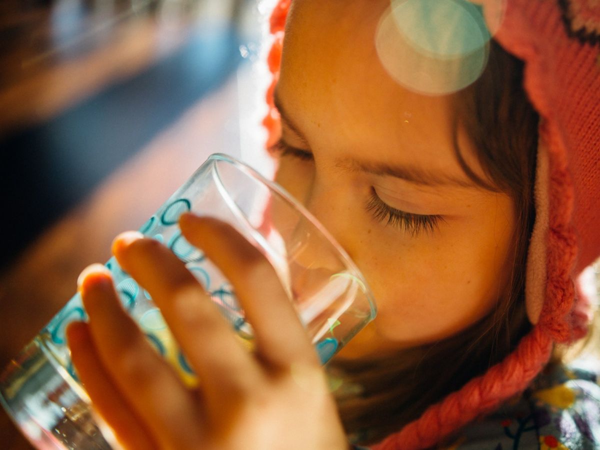 研究：大部分兒童飲水量不足！男童比女童缺水多76%！飲夠水有助「一心多用」