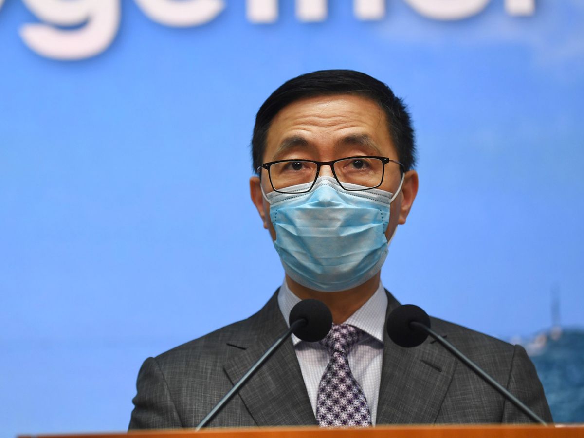 新冠肺炎疫情漸趨緩和，教育局早前宣布，中小學及幼稚園9月23日起分階段恢復面授課堂。局長楊潤雄出席電台節目時表示，只要整體疫情一直改善，當局就會考慮容許全日課堂。
