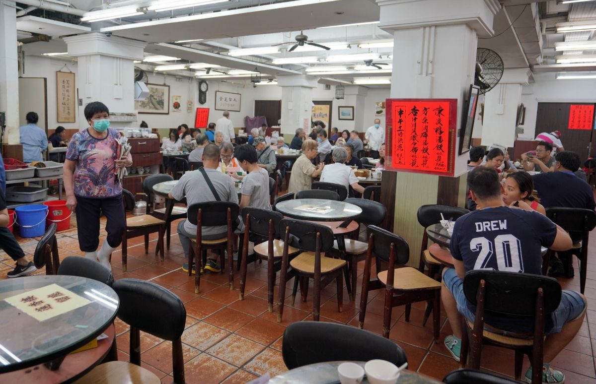 港大微生物學系講座教授袁國勇建議食肆每小時換氣6次，防止病毒傳播，但工程專家指食肆現有冷氣系統難做到。