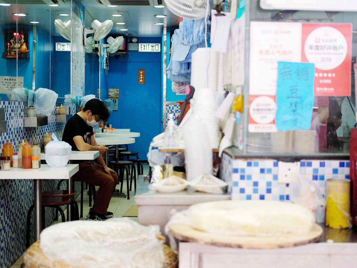 本港5月至7月失業率輕微改善，按季度下跌0.1個百分點至6.1%。勞工及福利局局長羅致光認為，數字反應香港疫情在5、6月間大致受控，「保就業」計劃亦提供了支援作用。