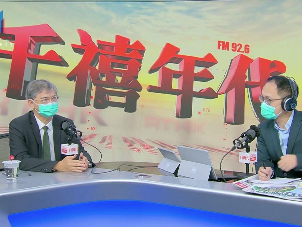 勞工及福利局局長羅致光出席電台節目時稱，第二期「保就業」計劃規定兩大超市百佳及惠康減價，可令其他超市跟隨，不過就遭一名聽眾反駁：「你有無讀書㗎？」