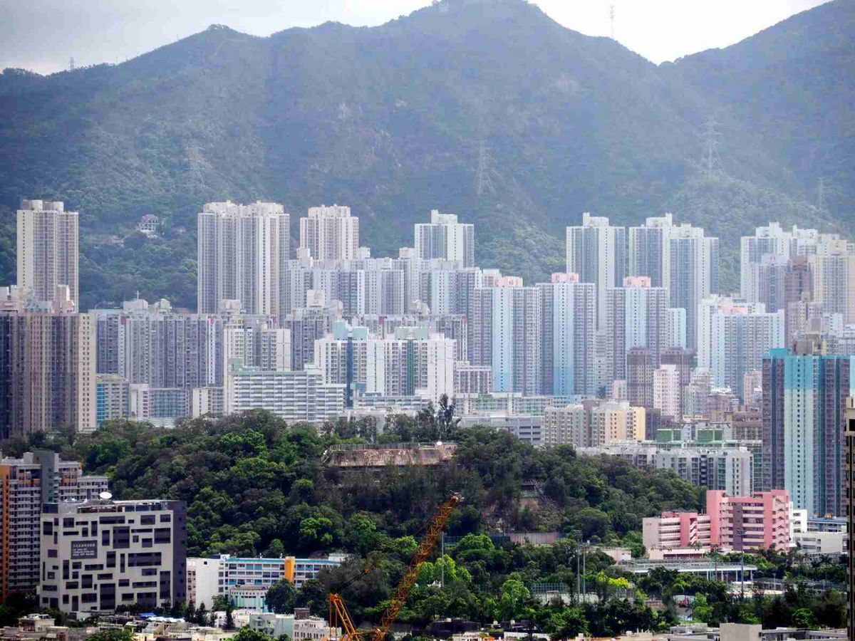 信心指數連跌6周，跌幅已累達19.8%，但跌幅已有所放緩。反映在本港第三波肺炎疫情下，減價盤持續增加，惟增幅已見減慢。圖片：中通社