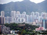 信心指數連跌6周，跌幅已累達19.8%，但跌幅已有所放緩。反映在本港第三波肺炎疫情下，減價盤持續增加，惟增幅已見減慢。圖片：中通社