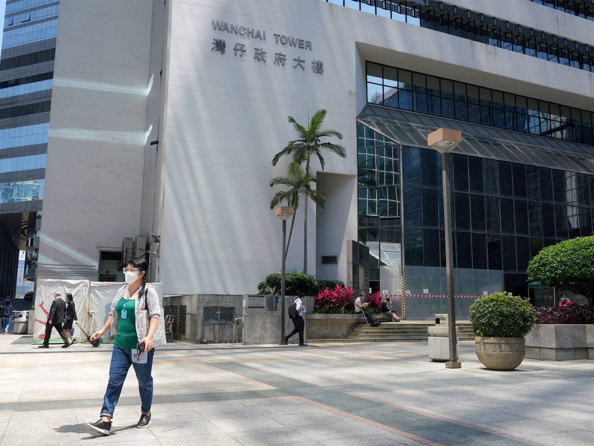 政府各決策局和部門按運作需要，合共開設逾430個有時限的支援服務助理職位，月薪12,900元，現正接受申請，9月3日下午6時截止。