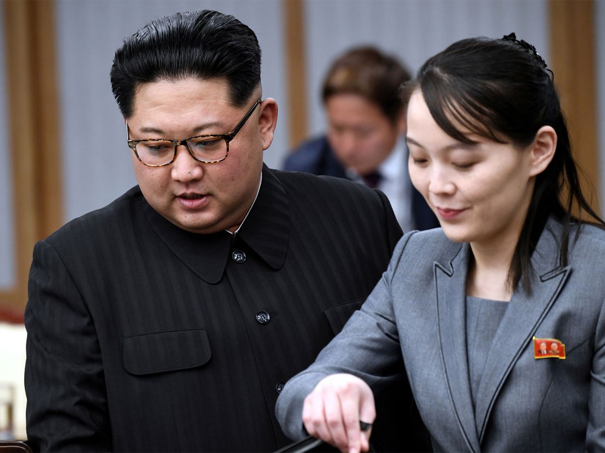 北韓領袖金正恩早前傳出有健康問題，近日有指他已將部份權力下放予妹妹金與正。南韓前總統的幕僚更指，收到消息金正恩已經昏迷，料最近官方媒體發放有關金正恩的相片都是偽造。