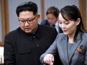 北韓領袖金正恩早前傳出有健康問題，近日有指他已將部份權力下放予妹妹金與正。南韓前總統的幕僚更指，收到消息金正恩已經昏迷，料最近官方媒體發放有關金正恩的相片都是偽造。
