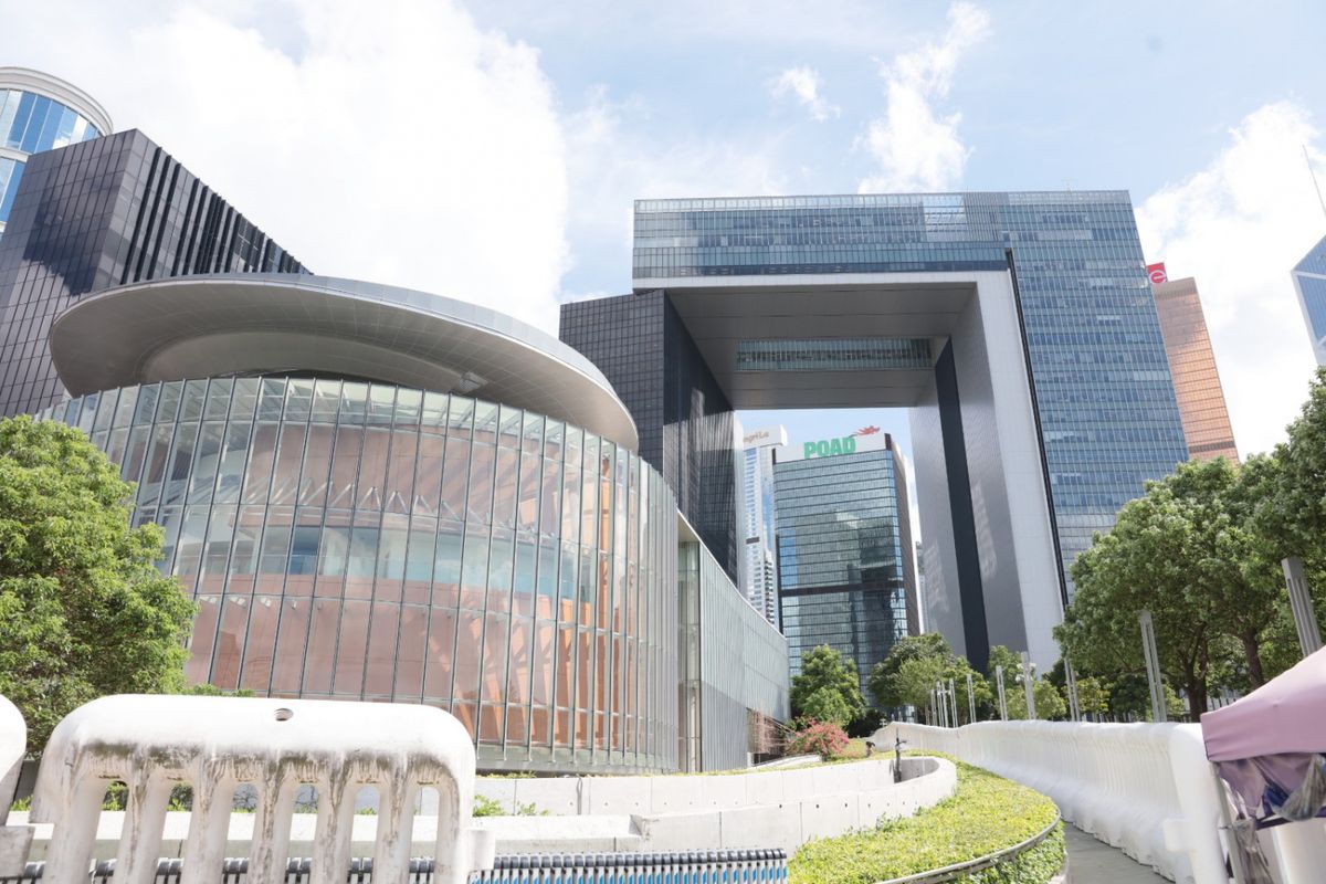 本港疫情持續放緩，各政府部門逐步恢復更多服務，港鐵亦加強個別非繁忙時段的列車服務。