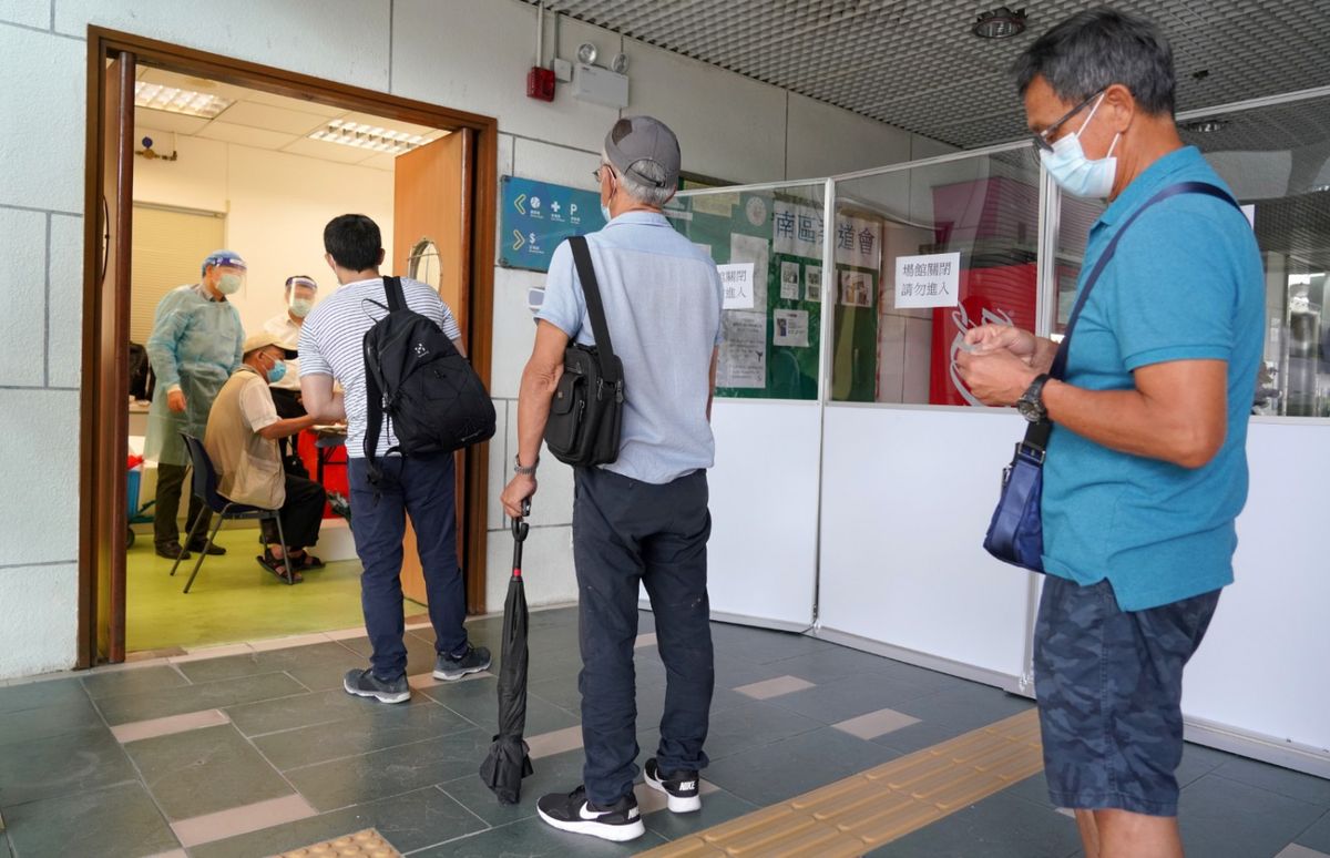 普及社區檢測將在9月1日開展，呼吸系統科專科醫生梁子超認為，全民檢測只能能找出社區大約三分之一帶病毒人士，無法取代現行的防疫措施。