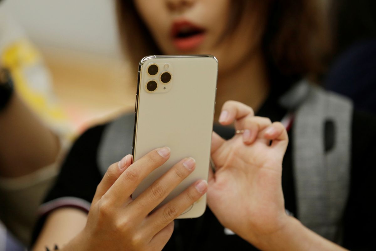 智能手機雖然方便了人類的生活，但容易影響身體體能及活動量，因此更有機會增加肥胖風險，甚或是增加死亡機會。(圖片：香港中通社)