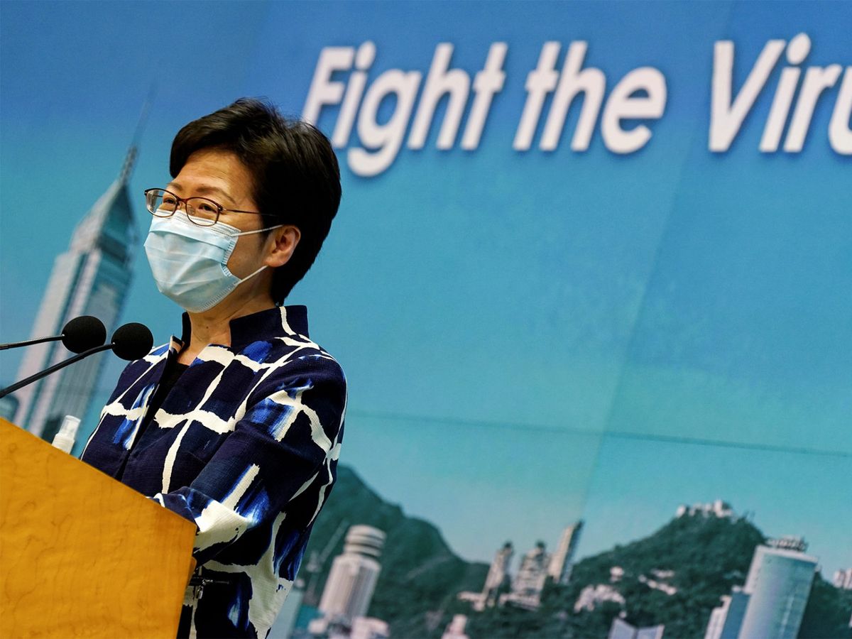 行政長官林鄭月娥預告，政府今日稍後會公布最新社交距離措施。她又批評部分「所謂專家和醫生」不斷抹黑全民檢測，是有政治計算，目的是抹黑中央。