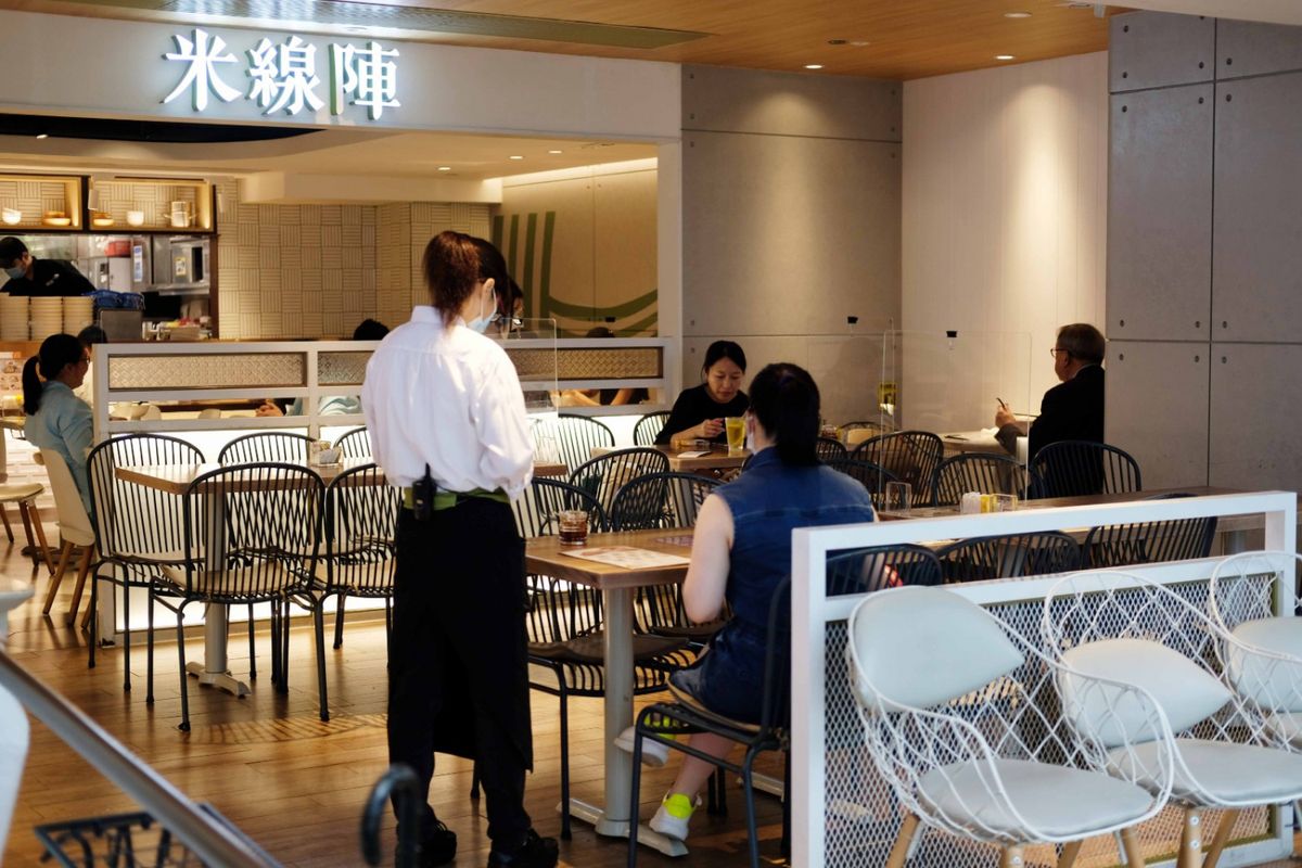 有調查顯示，超過九成的酒店及餐飲業員工，在公司申請保就業計劃下，仍被削減工時和薪金。
