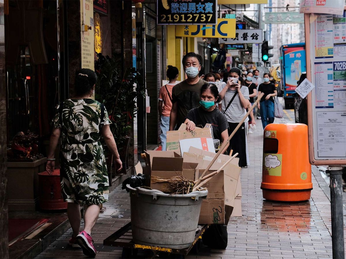 本港6月至8月經季節性調整的失業率維持6.1%，期內失業人數增加約5,800人至到24.83萬人。消費及旅遊相關行業合計失業率10.9%，建造業失業率11.1%，是失業率重災區。
