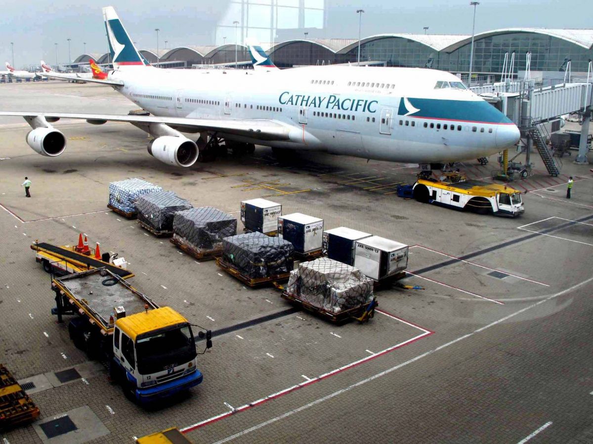 國泰航空將不會申請第二輪保就業計劃，令外界估計國泰部署大幅裁員；同時亦喚醒公眾就國泰所承擔的企業責任問題，以及港府的監管能力提出疑問。