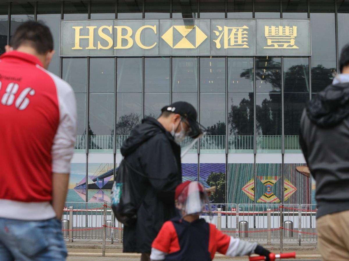 匯豐控股（0005.HK）受負面消息拖累開市不久失守30元，分析師預計匯控前景黯淡會繼續沉，有貨不應留戀需離場，股民看淡指等到跌穿20元才考慮去撈貨。