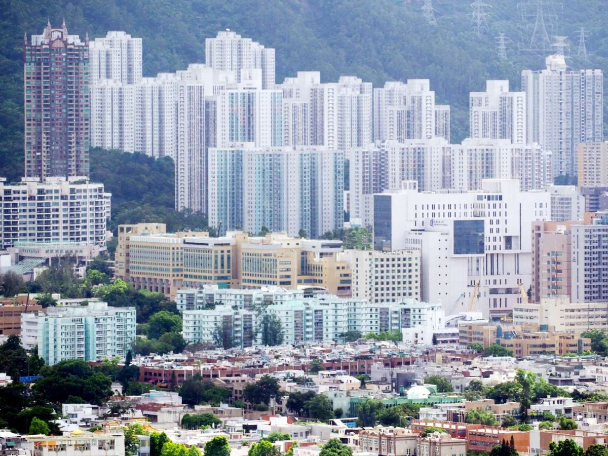 YouTube有影片指內地人等通關沽港樓，預測未來樓價會暴跌一半，引起網民熱議會否跌市，中原最新的數據則反映樓價返回5月水平，但新界兩區指數連升兩周。
