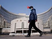 港交所行政總裁李小加在網上論壇表示，雖然美元流動性前所未有的高，但仍處於領先地位。他認為人民幣需要加快國際化，在全球貨幣市場扮演更重要角色。
