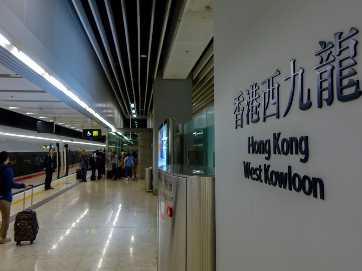 廣深港高鐵香港段通車踏入兩周年客量不似預期，今年受疫情影響日均客量更跌至預測的4.6%，田北辰預計政府需按機制，包底港鐵每個月5,600萬元的虧蝕。