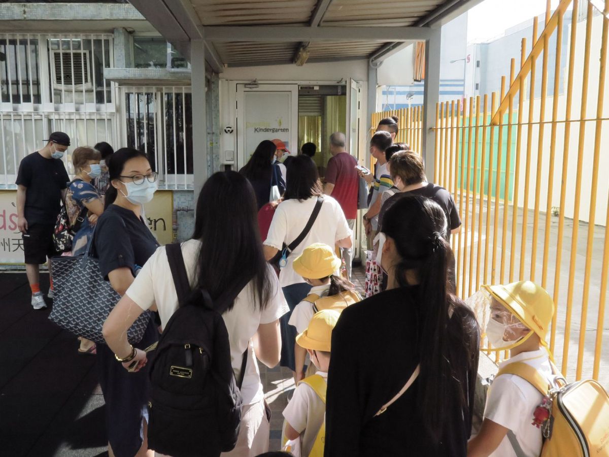 教育局：全港學校首階段恢復面授課堂順利！家長：社交距離好難做得好