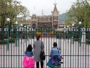 預留給迪士尼樂園二期發展的竹篙灣60公頃地皮，不獲政府延長認購權的有效期，土地被收回，消息指計劃建過渡屋， 旅遊業界更指可將海洋公園也搬進去。