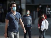 歐洲疫情再度反彈但各國應對不一，其中英國收緊措施，擴大規定戴口罩的範圍，違規的罰款倍增至200英；比利時則放寬措施，10月1日起取消戶外強制戴口罩的規定。