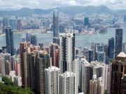 消息指本港最低工資或維持現時37.5元。有報告指香港平均樓價高達972萬元，以最低工資計算，至少要工作26萬小時才能賺到。