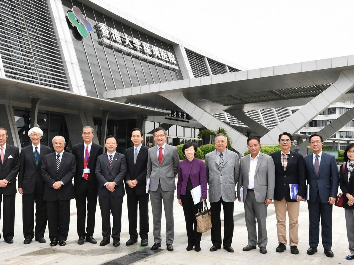 醫管局行政總裁高拔陞表示，當局正籌備居住廣東省的香港病人可以「香港價」到香港大學深圳醫院求診，今日將到立法會尋求撥款。