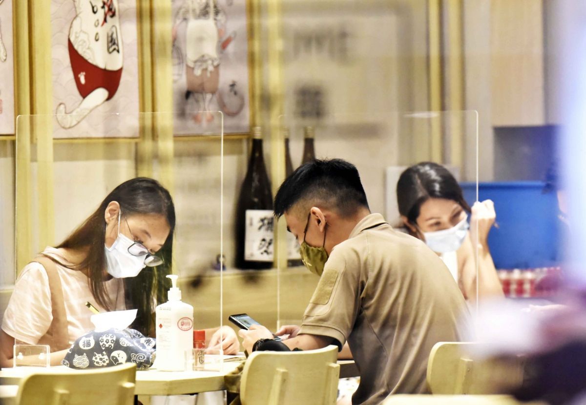 政府繼續放寬防疫措施，限聚人數上限由2人增至4人，機舖及室內及戶外運動場所亦可重開。