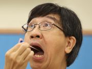 港大的鼻噴式新冠疫苗將在11月展開測試，袁國勇指採用鼻噴式可加強疫苗防禦能力，他又認為牛津疫苗的測試問題並不罕見，不會失去信心。