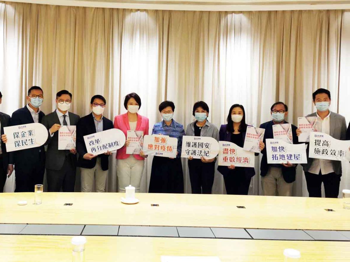 民建聯多名立法會議員與行政長官林鄭月娥會面，提出共31項建議，包括向市民派發不少於5,000元現金，帶頭修補政府與市民的關係，又建議政府在中秋節之前盡快推出「健康碼」。
