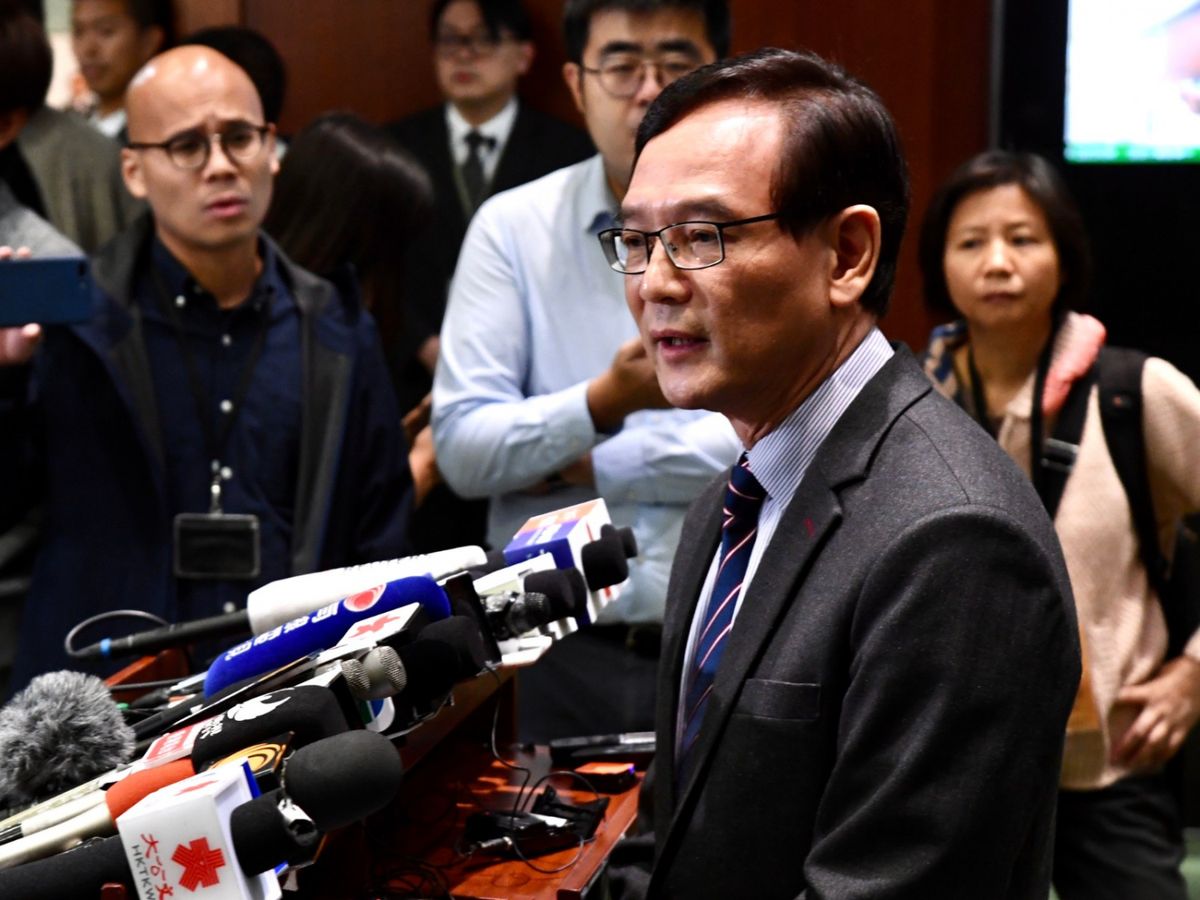 立法會功能組別議員謝偉銓向特首林鄭月娥建議，應在《施政報告2020》中，加碼向全民派錢20,000元，並由政府主導在閒置官地上，興建過渡性房屋。