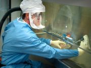 牛津大學與阿斯利康藥廠合作研發的新冠疫苗，因有接種者有不良反應而暫停測試，完成獨立調查後獲准恢復臨床實試驗，袁國勇指不會因事件對疫苗失信心。