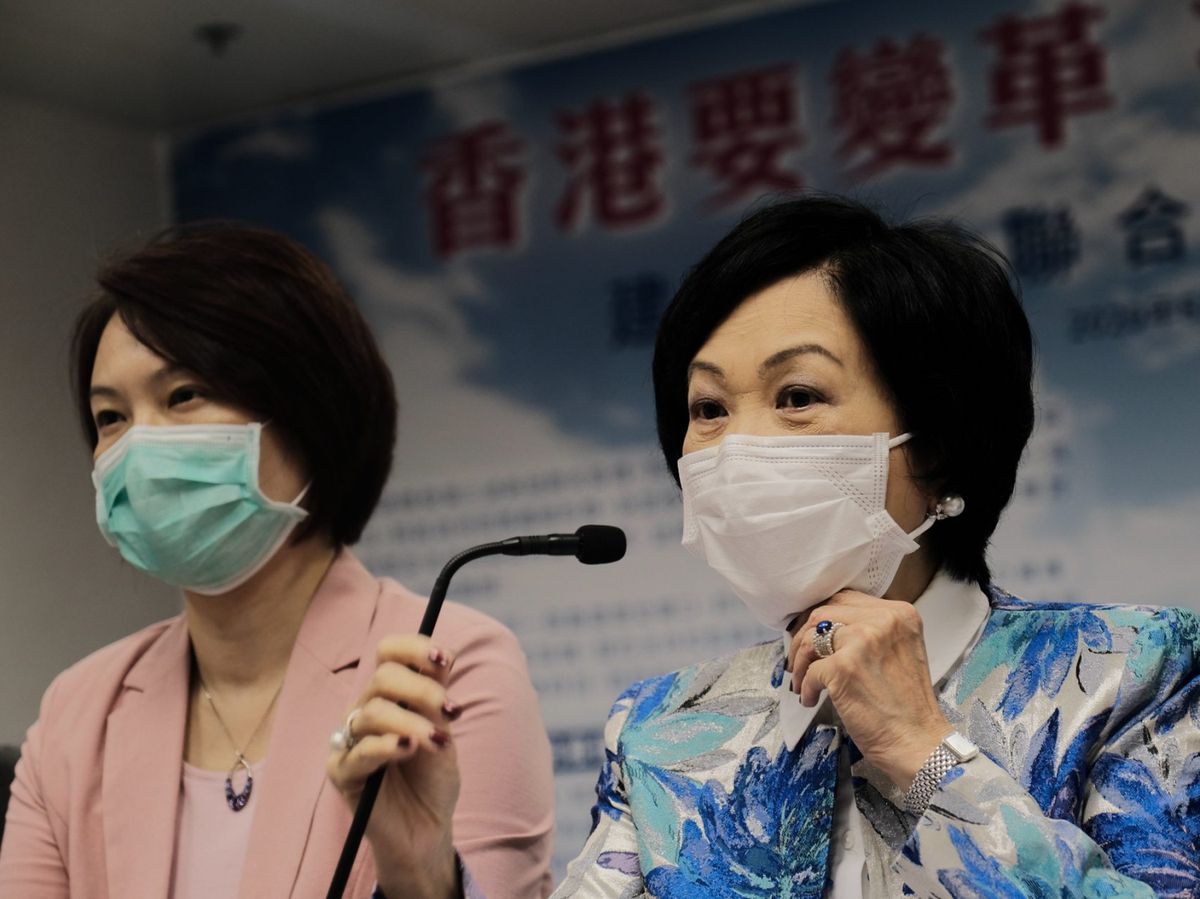 葉劉淑儀在Facebook分享自己日前於寶雲道行山時的「奇景」，行山徑沿路有大量豪宅樓盤割價求售的廣告，並開腔大談香港前景。